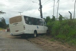 Micro-ônibus colide com poste em Penedo, após barra de direção quebrar