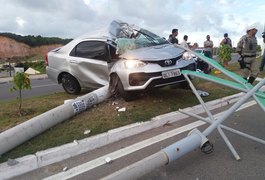 Carro bate em poste na Av. Josefa de Melo, em Maceió, e motorista fica ferido