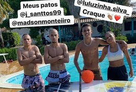 Pedrinho recebe companheiros do Corinthians para jogar futmesa durante quarentena, em Alagoas