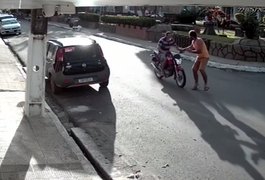 Vídeo. Motociclista fica ferido ao evitar atropelamento de pedestre e bater motocicleta em parede, em Feira Grande