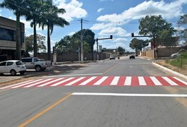 Ladrões furtam objetos de veículo estacionado na Avenida Ceci Cunha