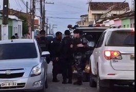 Mulher é conduzida a delegacia por suposta troca de votos por cestas básicas