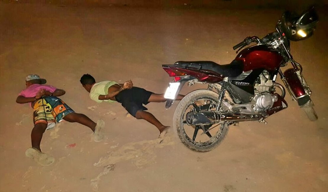 Rocam prende dupla com arma de fogo e moto roubada em Arapiraca