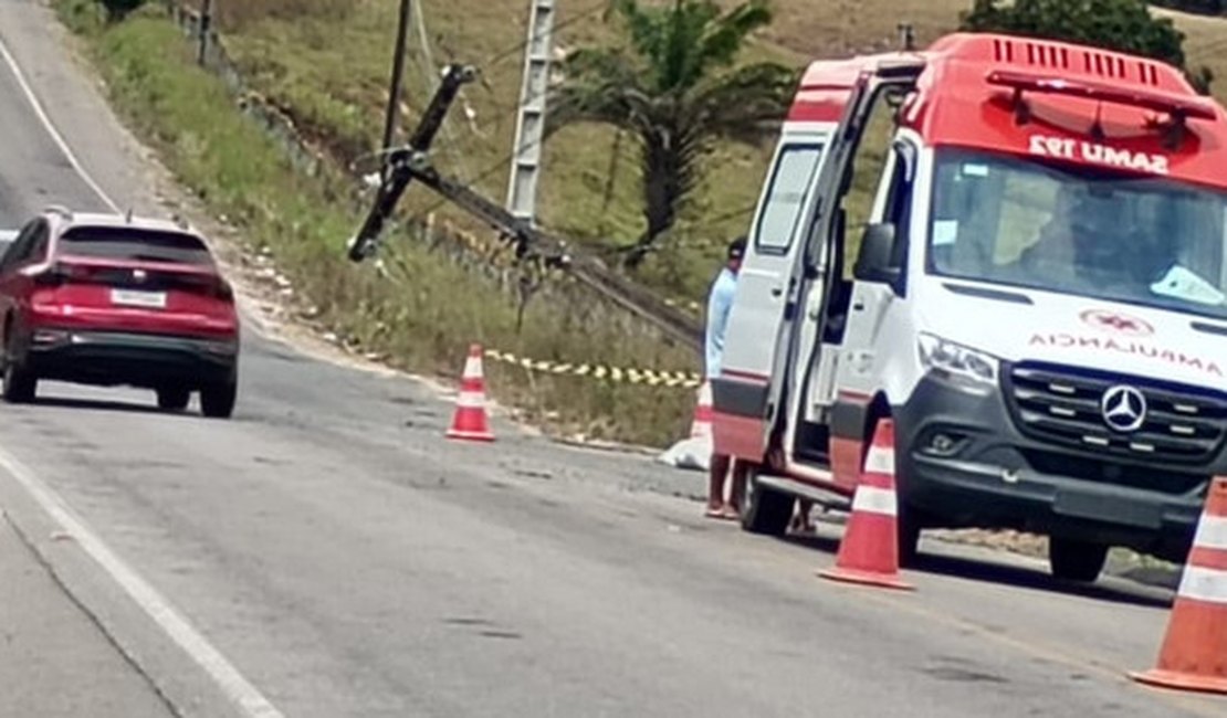 Homem morre após carro colidir contra poste de energia elétrica na AL-105