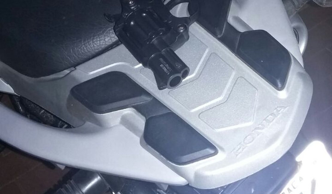 Dupla comete assalto com arma de brinquedo