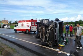 Van de transporte complementar capota na Barra de São Miguel