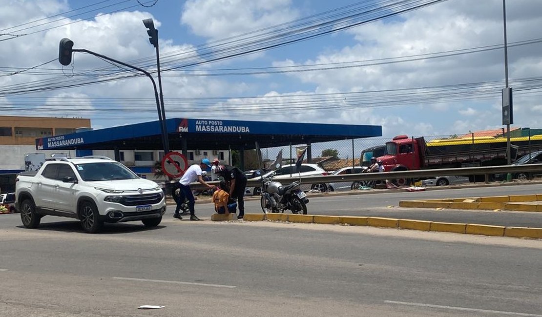 Batida envolvendo duas motocicletas é registrada em cruzamento da AL-220, em Arapiraca