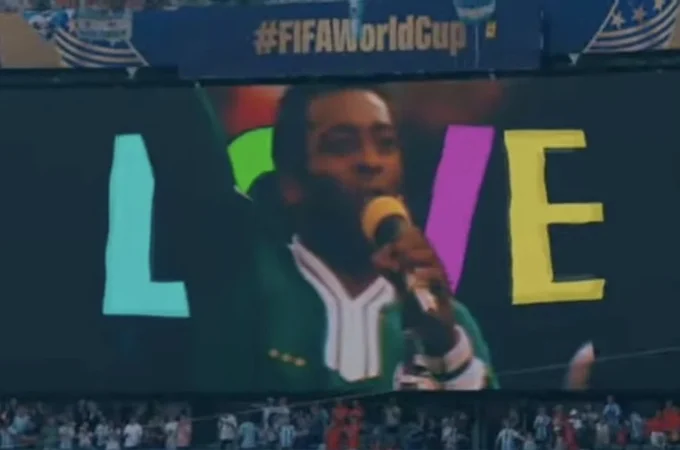 Rei Pelé é homenageado na final da Copa do Mundo com Coldplay e Muppets