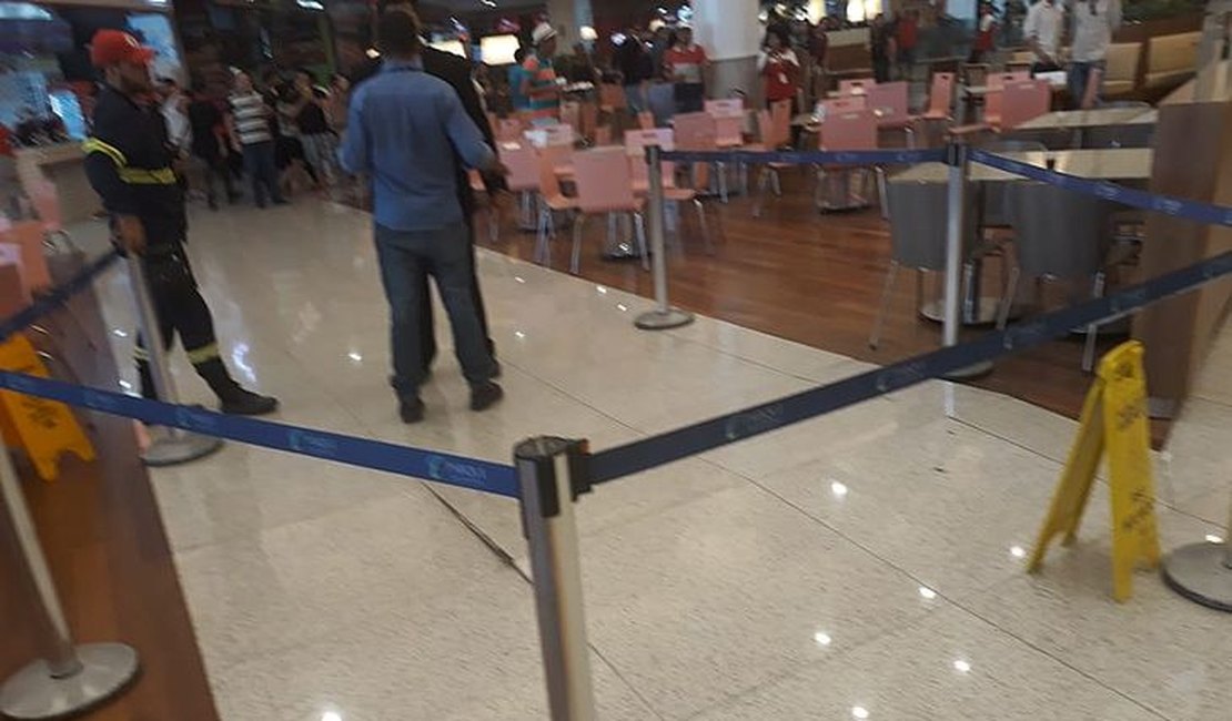 Piso estoura e causa tumulto em shopping de Maceió