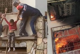 Vídeo impressionante mostra menino sendo salvo de casa em chamas, em MG