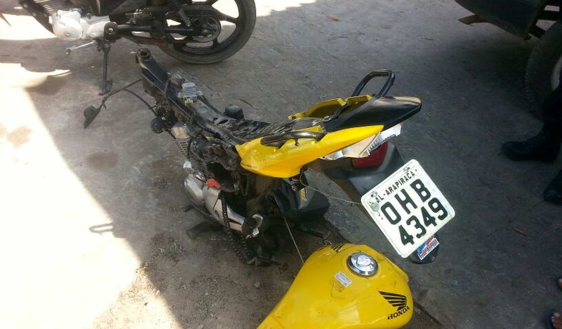 Polícia Militar recupera motocicleta que estava sendo depenada em Arapiraca