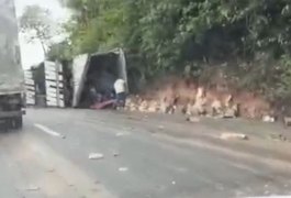 Caminhão carregado com peças de queijo tomba na BR-101, em Flexeiras; carga é furtada