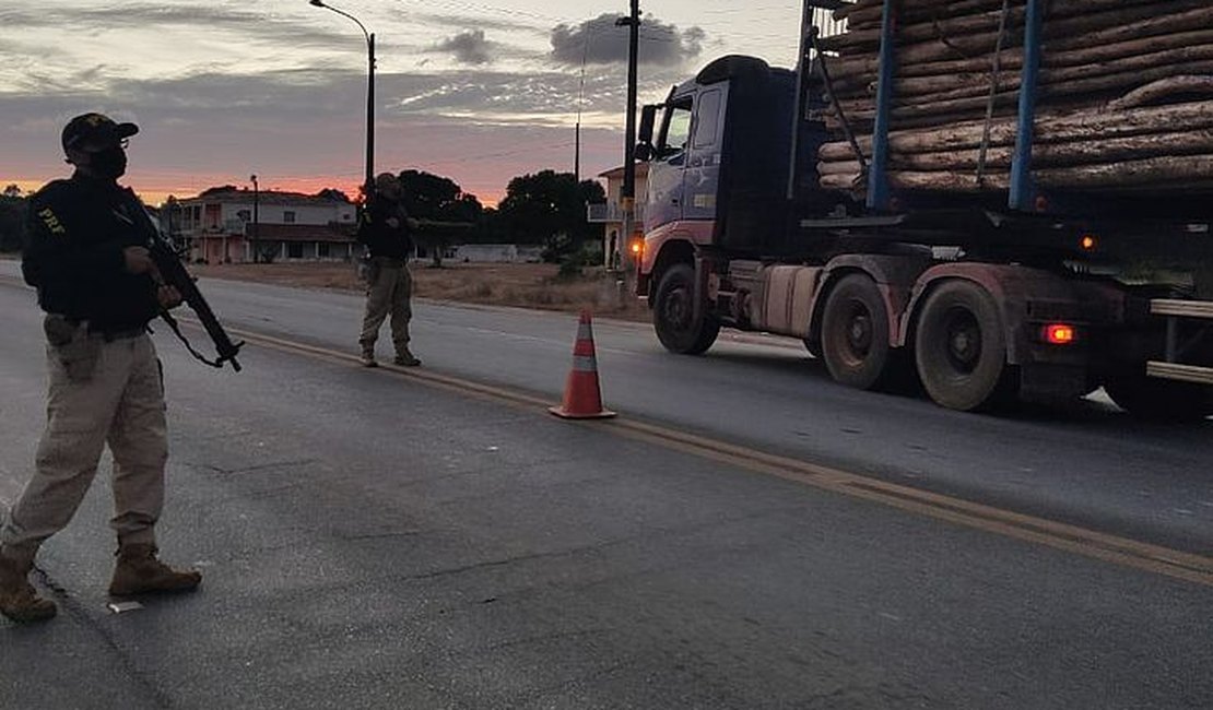 PRF Alagoas prendeu quatro pessoas e apreendeu arma, no fim de semana