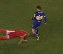 Jogador argentino dá carrinho de cabeça e perde três dentes