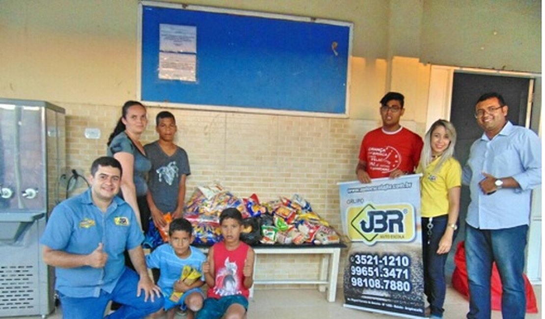 Autoescola de Arapiraca realiza entrega de alimentos no Lar São Domingos