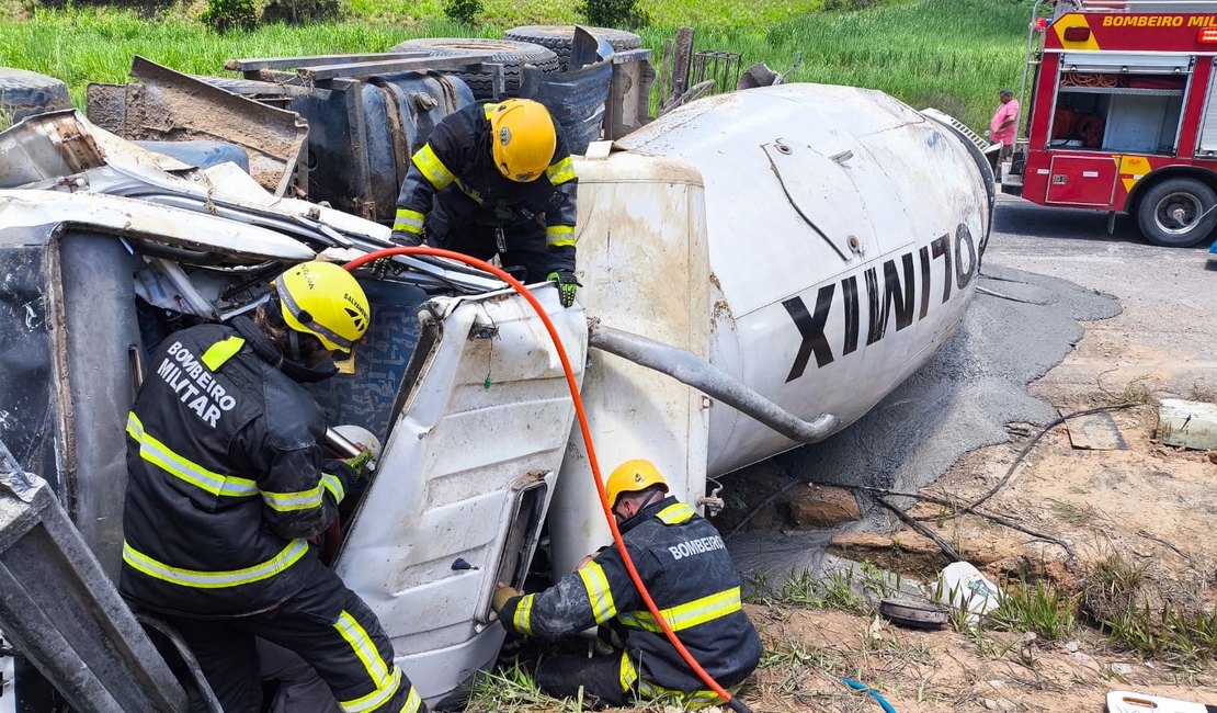 Grave acidente entre Alagoas e Pernambuco deixa motorista preso às ferragens