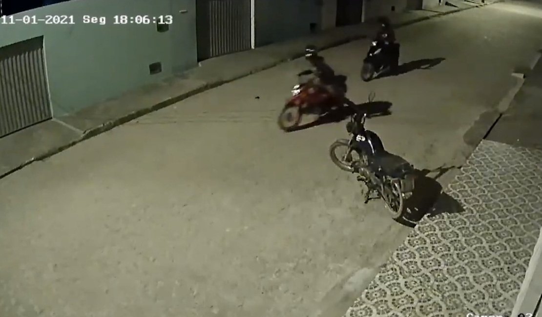 Câmera de segurança flagra dupla furtando moto em Arapiraca; assista