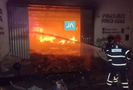 Incêndio de grandes proporções destrói loja de estofados em Arapiraca