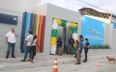 Luciano Barbosa entrega escola completamente revitalizada
