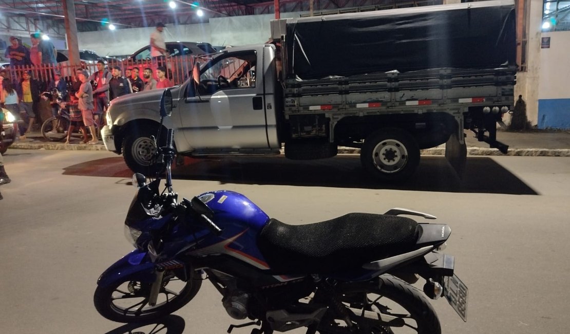 Condutor de motocicleta fica ferido após colidir em porta aberta de caminhão, em Arapiraca