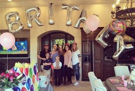 Britney Spears ganha festa de aniversário surpresa