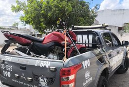 Motocicleta roubada é recuperada pela polícia às margens da AL-110, em Arapiraca