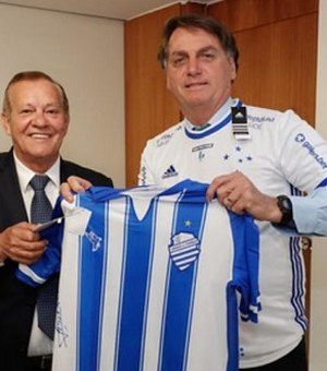 Em Brasília, presidente do CSA tem camisa do clube autografada por Bolsonaro