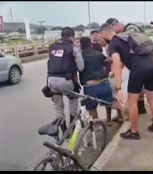 Com ajuda de populares, policiais militares resgatam jovem que ameaçava pular de viaduto, em Arapiraca