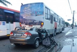 Grave acidente entre carro de passeio e ônibus deixa quatro feridos em Maceió