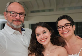 Sandra Annenberg posa ao lado de marido e filha e beleza da jovem encanta internautas