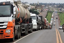 Caminhoneiros fazem protestos contra aumento dos combustíveis em todo o país