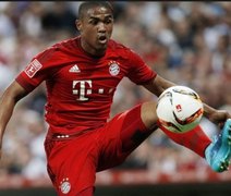 Douglas Costa diz que aprendeu a jogar futebol com Guardiola: 'um gênio'