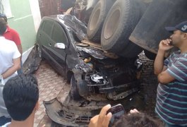 Caminhão esmaga automóvel e derruba muro de residência em Quebrangulo