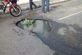 Vazamento de água abre buraco em rua e provoca acidente com feridos em Arapiraca
