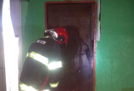 Após incêndio, casa fica completamente destruída, em Maceió