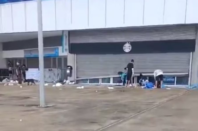 Inundada pela enchente do Guaíba, Arena do Grêmio é saqueada