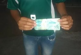 Menino que vendia em semáforo chora após ser pago com nota falsa de R$ 100
