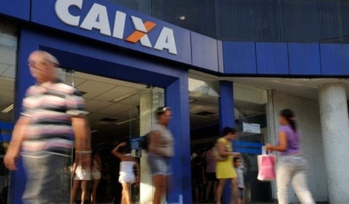 Agências da Caixa têm movimento intenso após abertura da terceira etapa de saques do FGTS