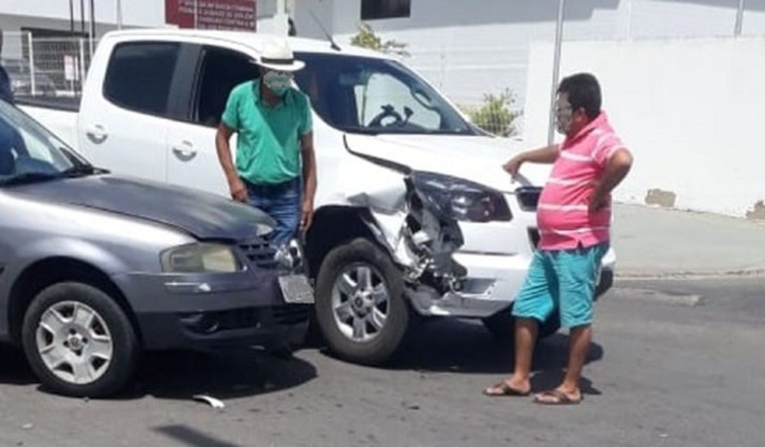 Condutor avança na parada obrigatória e provoca colisão no bairro Santa Edwiges