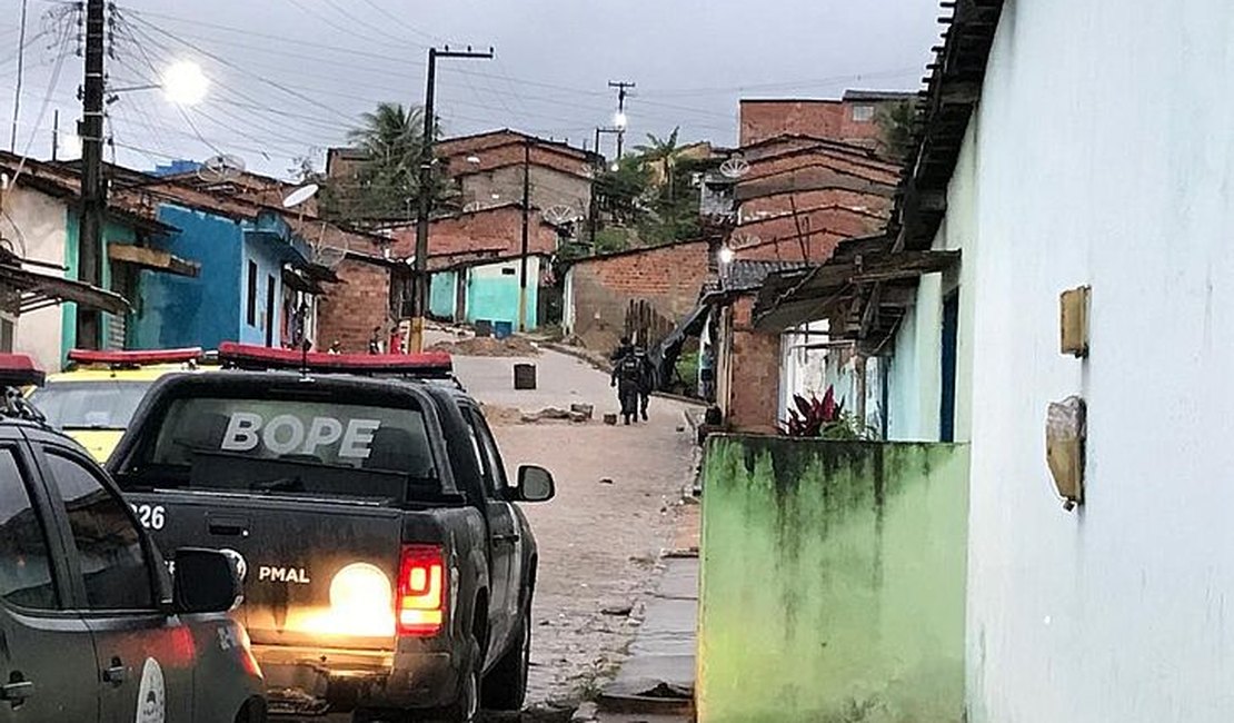 Duas operações policiais resultam em 31 prisões e apreensões de armas e drogas em Alagoas