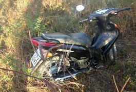 Motocicleta é encontrada abandonada em matagal no entorno do Lago da Perucaba, em Arapiraca