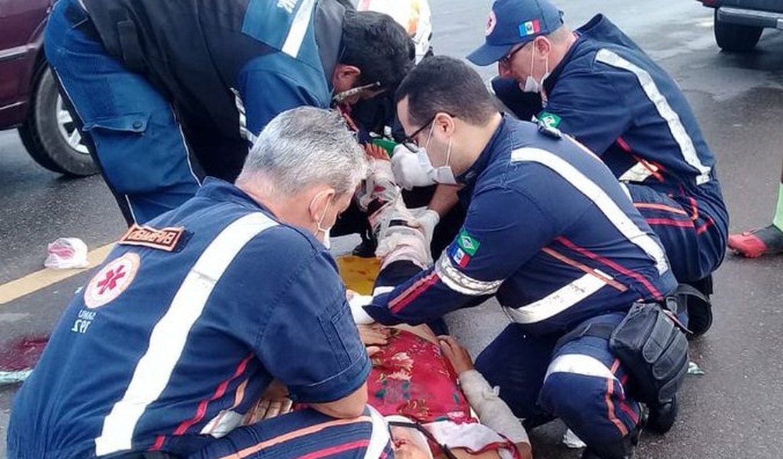 Duas pessoas ficam feridas em acidente entre carro e moto na AL 220