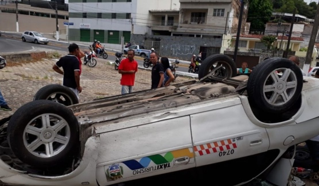 Táxi sobra em curva e capota ao lado de viaduto em Maceió