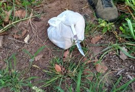 Vídeo: Suspeito leva polícia aos materiais usados no duplo homicídio em Penedo