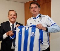 Em Brasília, presidente do CSA tem camisa do clube autografada por Bolsonaro