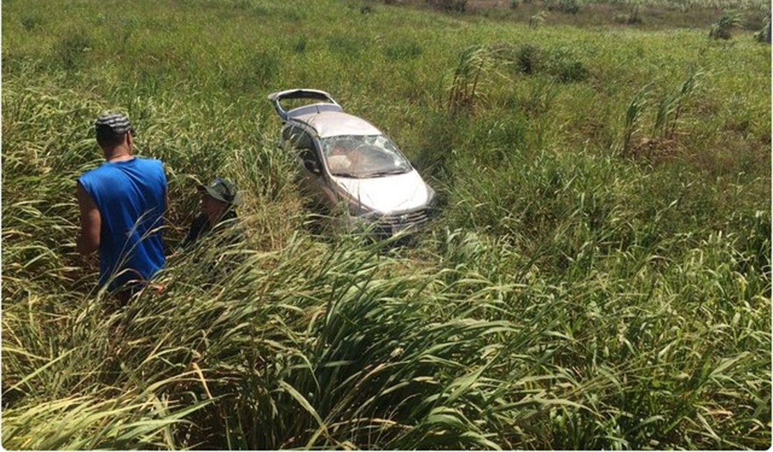 Colisão entre carros deixa dois mortos e três feridos na AL-101, na Barra de São Miguel