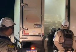 Vídeo. BPRv apreende carga com 5 toneladas de alimentos sem nota fiscal, em Alagoas