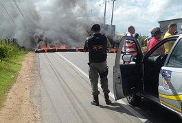 AL - 115 é bloqueada em protesto por moradores do Residencial Aroeiras, em Arapiraca
