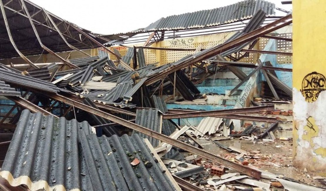 Ginásio de escola estadual desaba em Penedo