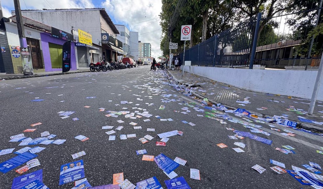 Arapiraca amanhece coberta de santinhos no dia do 1º turno da eleição